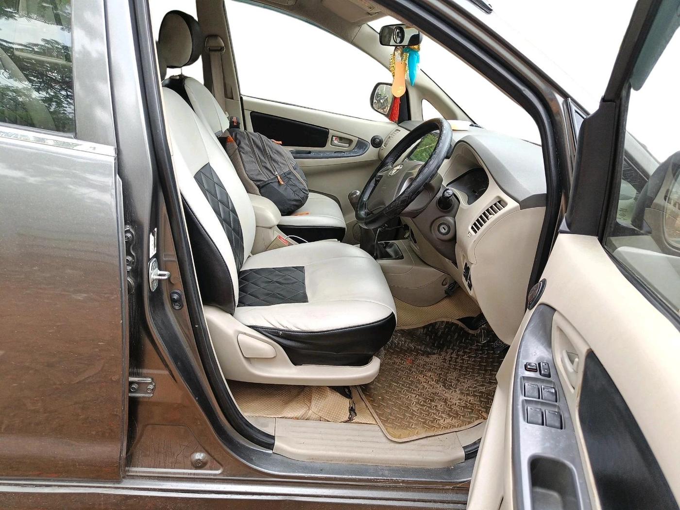 2014 Toyota Innova 2.5 GX 7 STR, Diesel, Manual, 3,04,111 km, interior