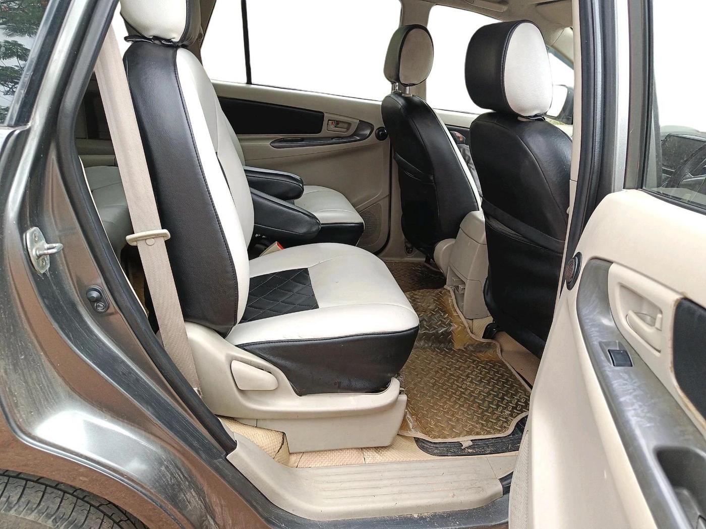 2014 Toyota Innova 2.5 GX 7 STR, Diesel, Manual, 3,04,111 km, interior