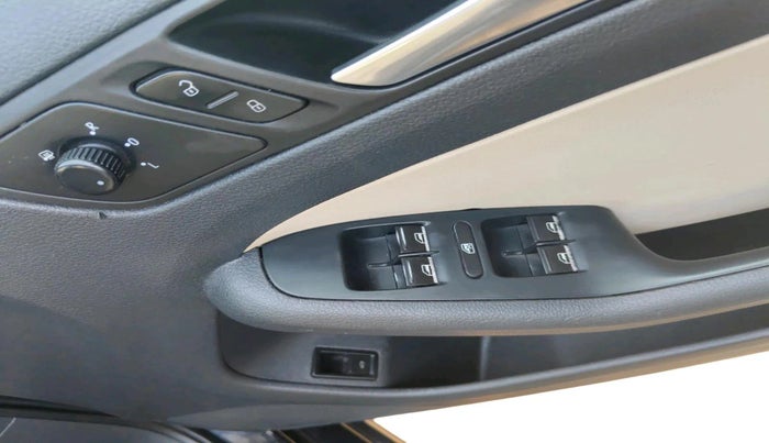 2013 Volkswagen Jetta HIGHLINE TDI AT, Diesel, Automatic, 1,67,441 km, interior