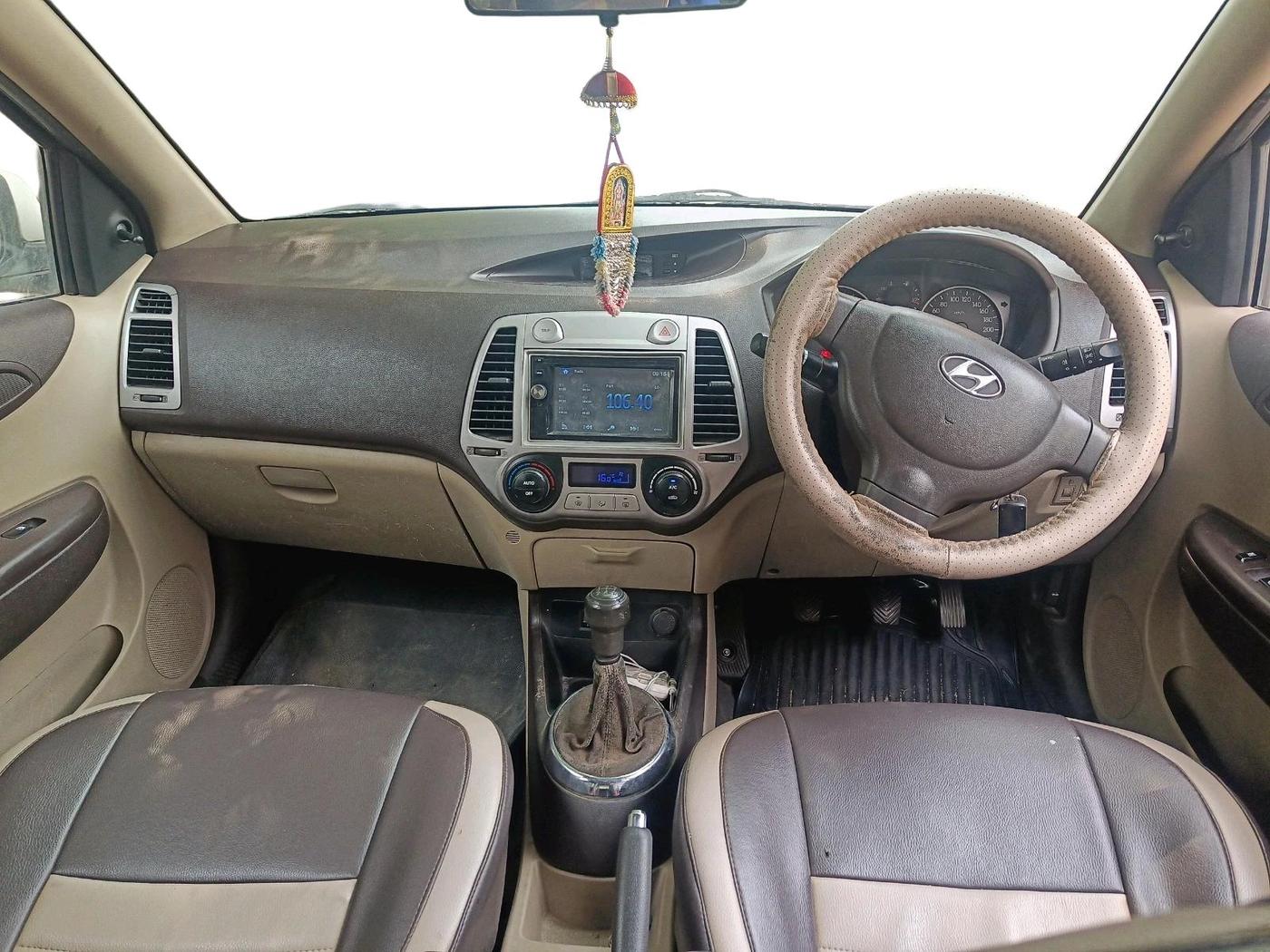 2010 Hyundai i20 MAGNA 1.2, Petrol, Manual, 1,02,440 km, interior