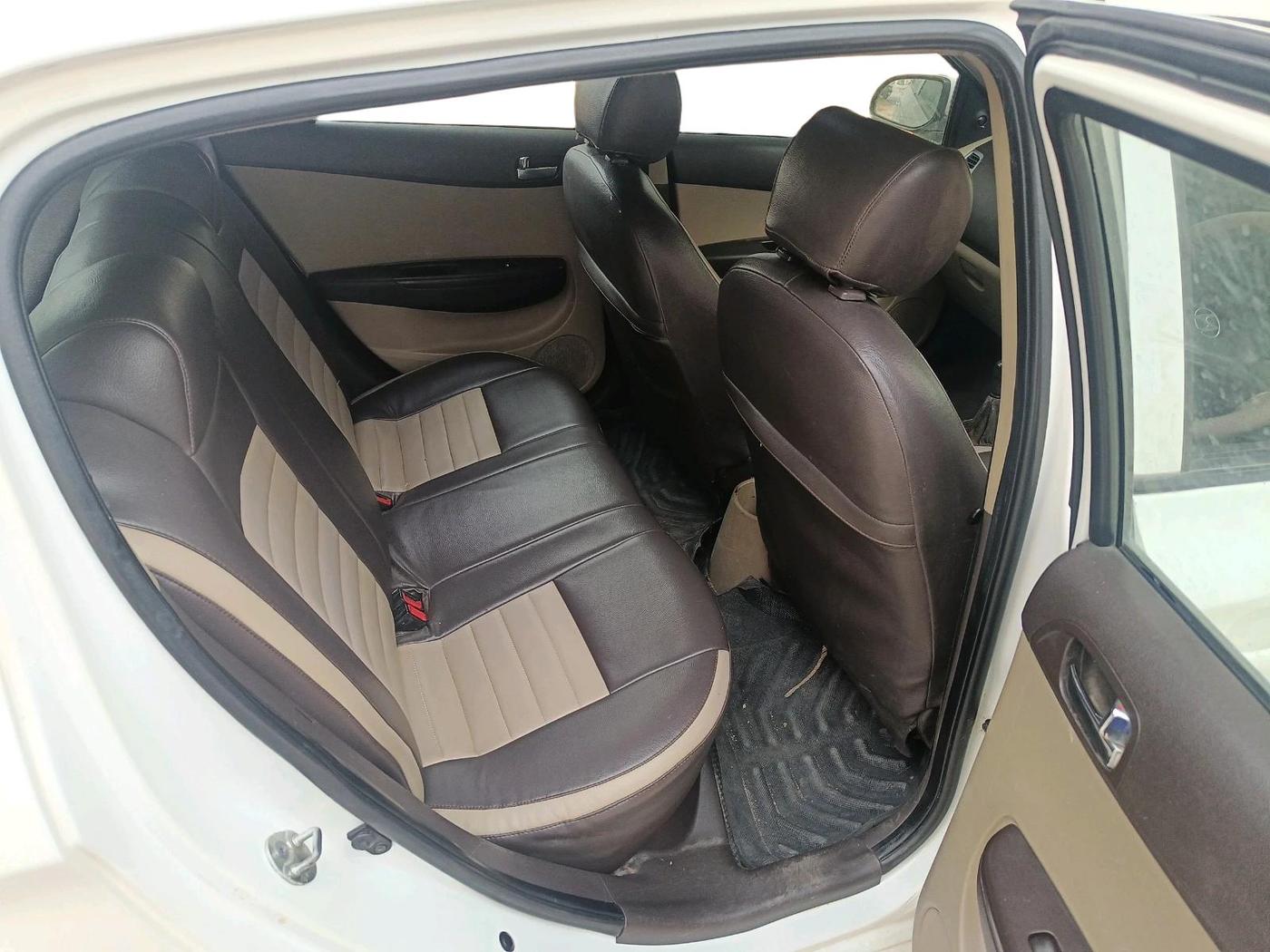 2010 Hyundai i20 MAGNA 1.2, Petrol, Manual, 1,02,440 km, interior