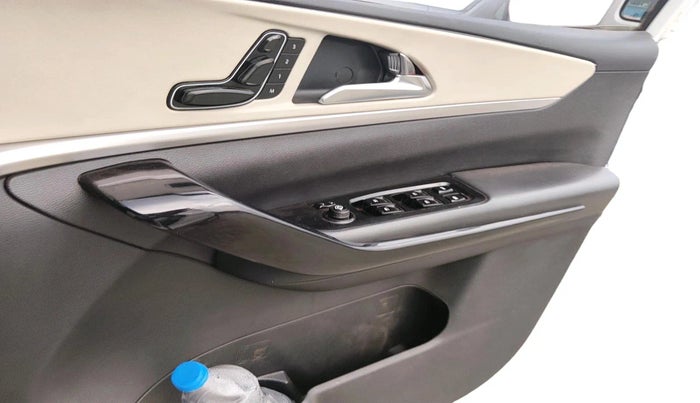 2023 Mahindra XUV700 AX 7 LUXURY D MT 7 STR, Diesel, Manual, 1,19,258 km, interior