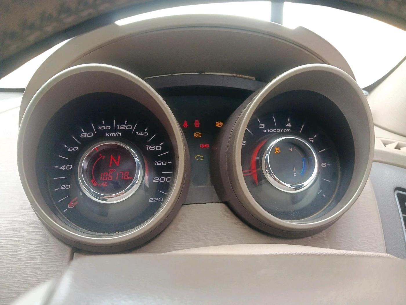 2014 Mahindra XUV500 W8, Diesel, Manual, 2,06,089 km, interior