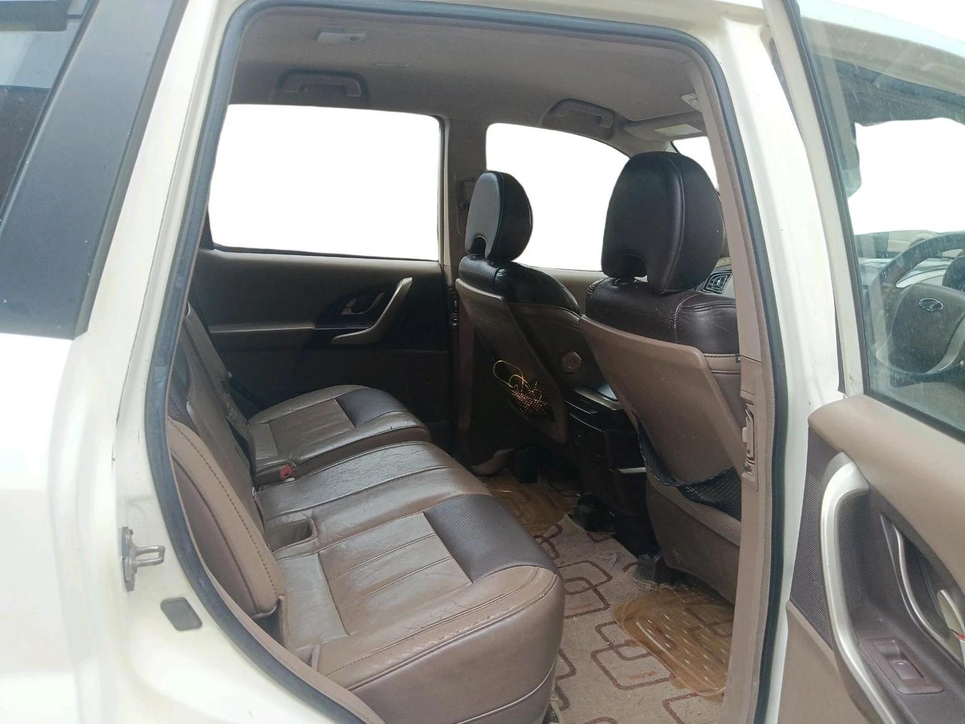 2014 Mahindra XUV500 W8, Diesel, Manual, 2,06,089 km, interior