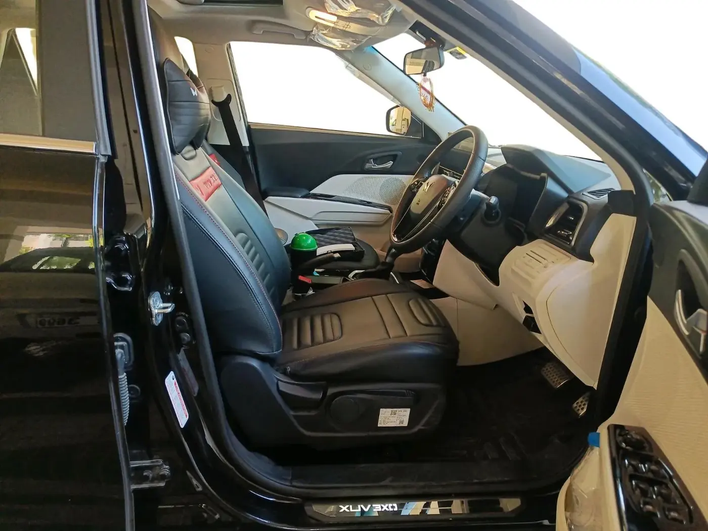 2025 Mahindra XUV 3XO AX5L 1.2 TGDi AT, Petrol, Automatic, 7,534 km, interior