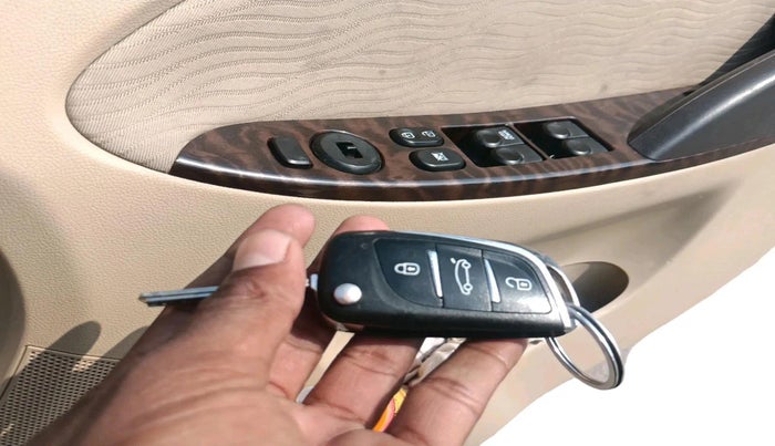 2013 Hyundai Verna FLUIDIC 1.6 CRDI SX, Diesel, Manual, 1,03,757 km, interior