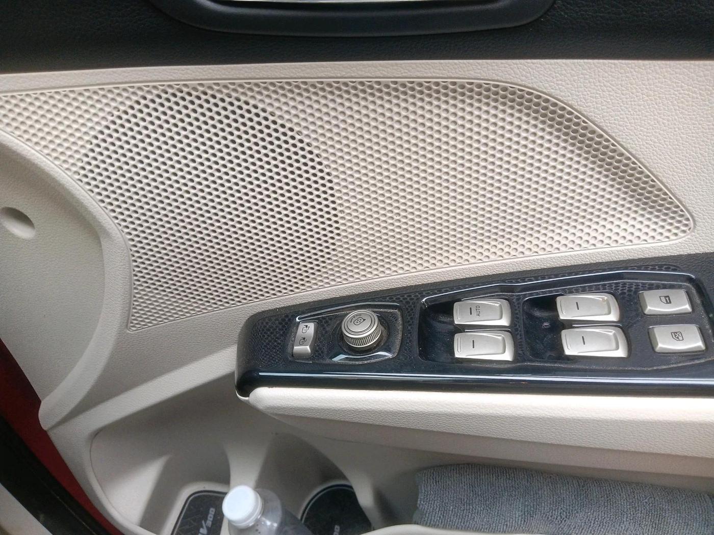2022 Mahindra XUV300 W8 1.2 PETROL, Petrol, Manual, 55,261 km, interior