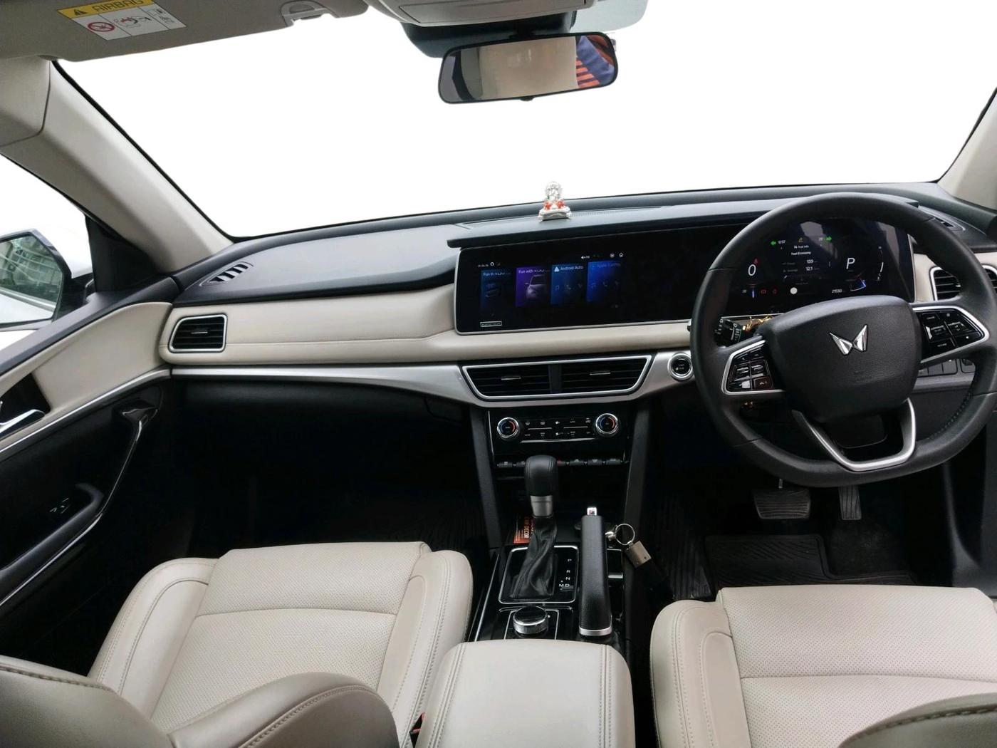 2023 Mahindra XUV700 AX 7 D AT 7 STR, Diesel, Automatic, 21,530 km, interior