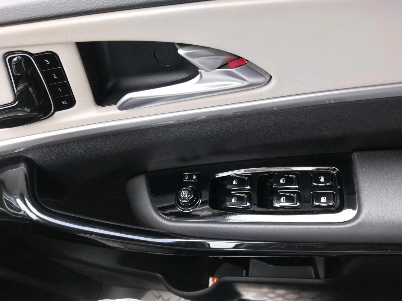 2023 Mahindra XUV700 AX 7 D AT 7 STR, Diesel, Automatic, 21,530 km, interior