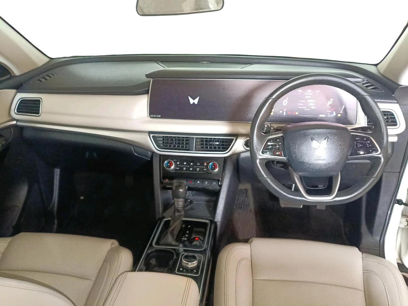2022 Mahindra XUV700 AX 7 LUXURY D AT 7 STR, Diesel, Automatic, 79,008 km, interior