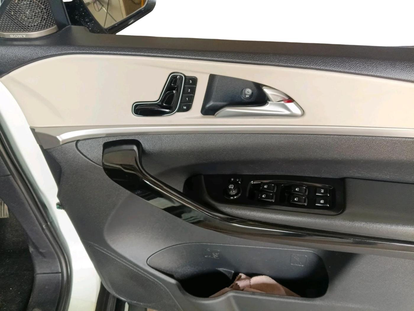 2022 Mahindra XUV700 AX 7 LUXURY D AT 7 STR, Diesel, Automatic, 79,008 km, interior