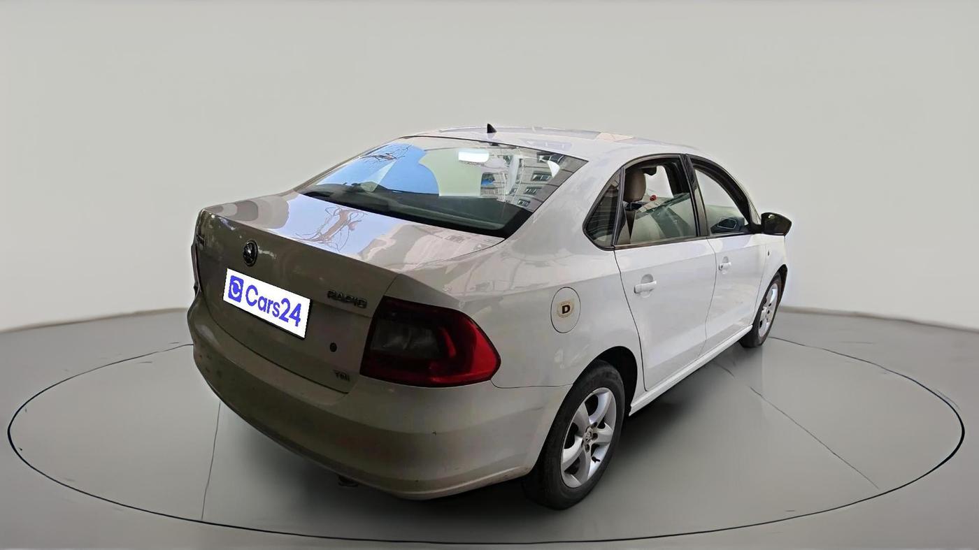 2013 Skoda Rapid ELEGANCE 1.6 TDI CR MT, Diesel, Manual, 1,93,017 km, exterior