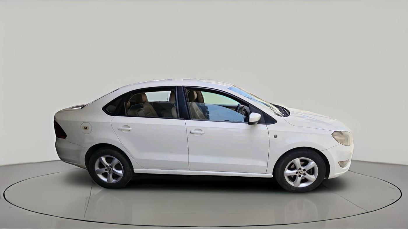 2013 Skoda Rapid ELEGANCE 1.6 TDI CR MT, Diesel, Manual, 1,93,017 km, exterior