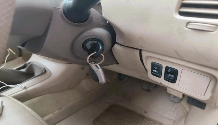 2008 Toyota Innova G4 2.5 8 STR, Diesel, Manual, 1,80,621 km, interior