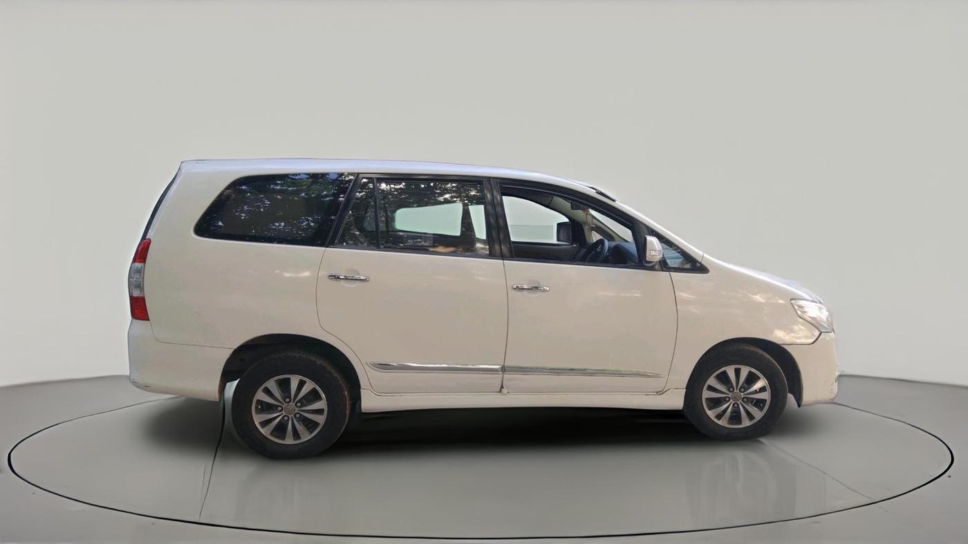 2015 Toyota Innova 2.5 VX 8 STR, Diesel, Manual, 72,401 km, exterior