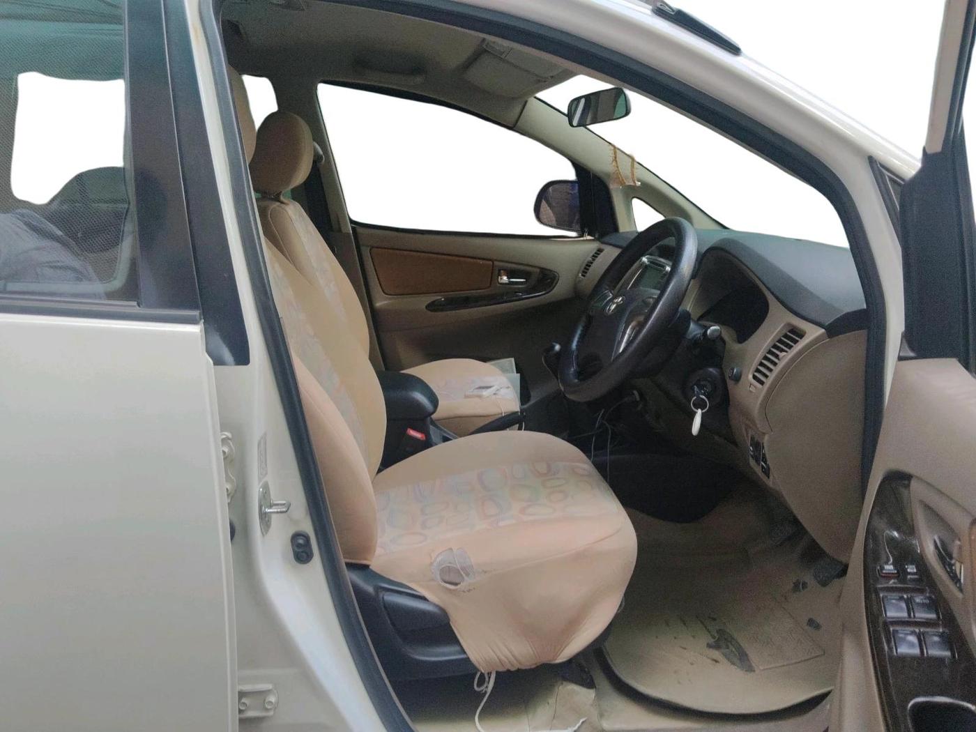 2015 Toyota Innova 2.5 VX 8 STR, Diesel, Manual, 72,401 km, interior
