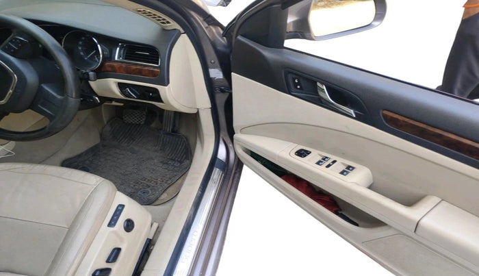 2012 Skoda Superb ELEGANCE 2.0 TDI CR AT, Diesel, Automatic, 1,35,516 km, interior