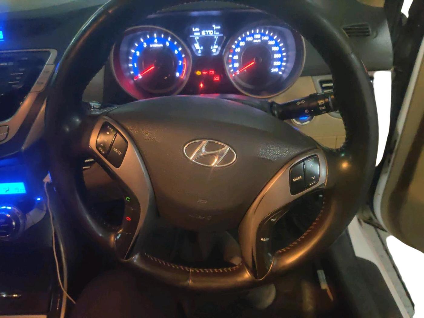 2013 Hyundai New Elantra 1.8 S VTVT, Petrol, Manual, 1,67,701 km, interior