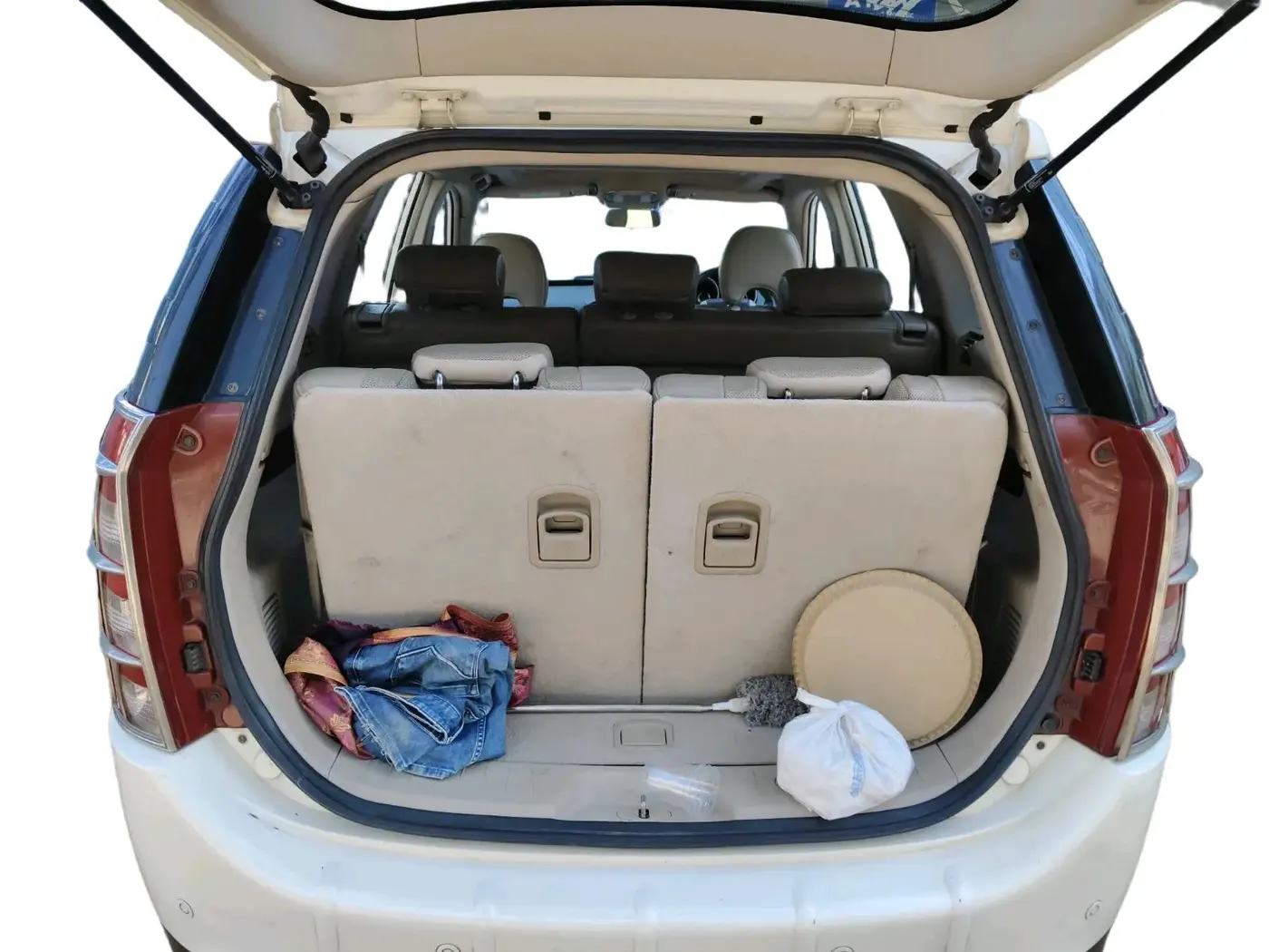 2016 Mahindra XUV500 W10 AT, Diesel, Automatic, 1,08,186 km, exterior
