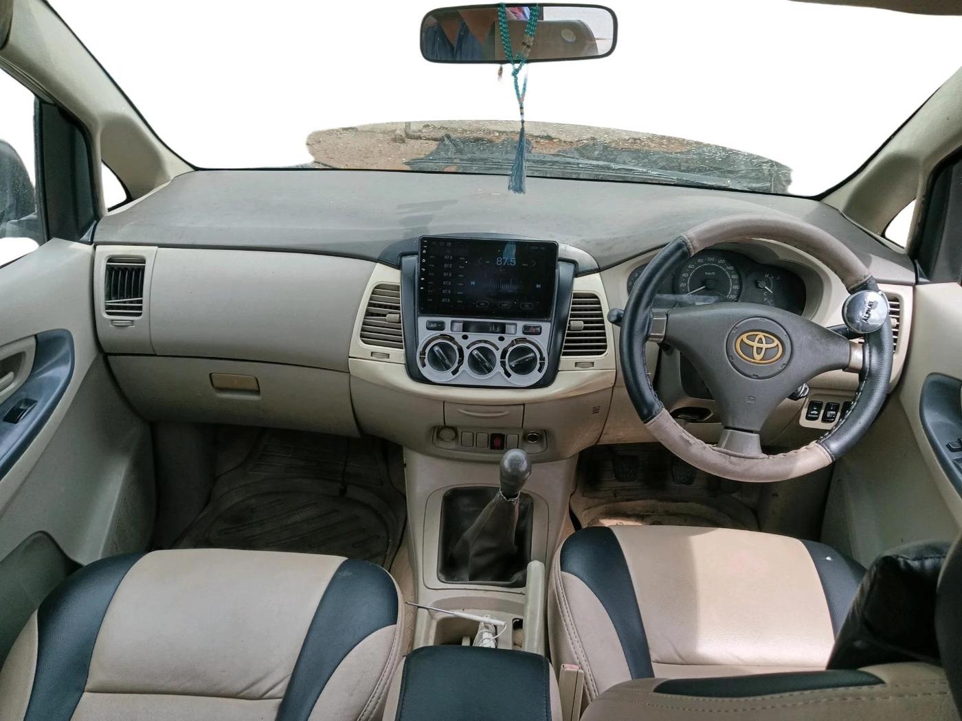 2011 Toyota Innova 2.5 G4 8 STR, Diesel, Manual, 3,30,011 km, interior