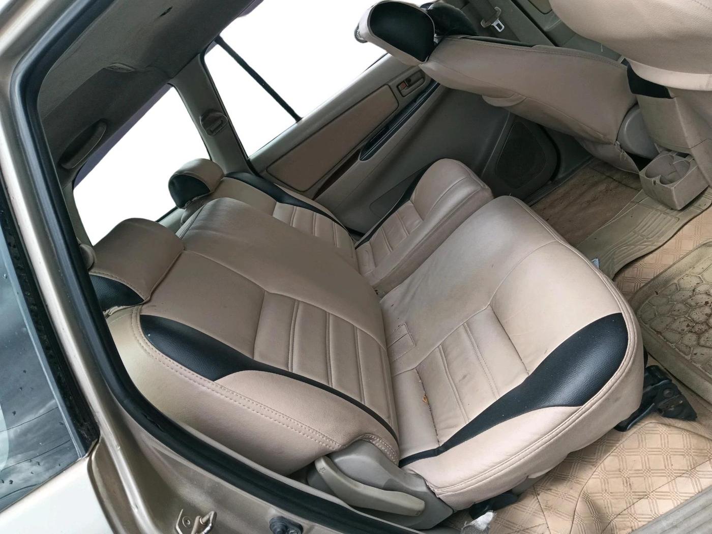 2011 Toyota Innova 2.5 G4 8 STR, Diesel, Manual, 3,30,011 km, interior