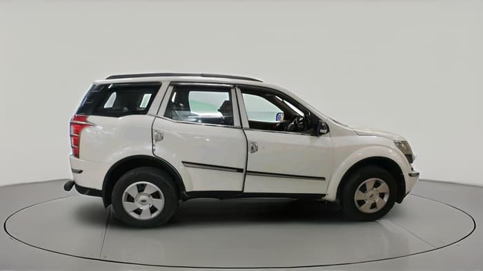 2015 Mahindra XUV500 W6, Diesel, Manual, 2,42,484 km, exterior