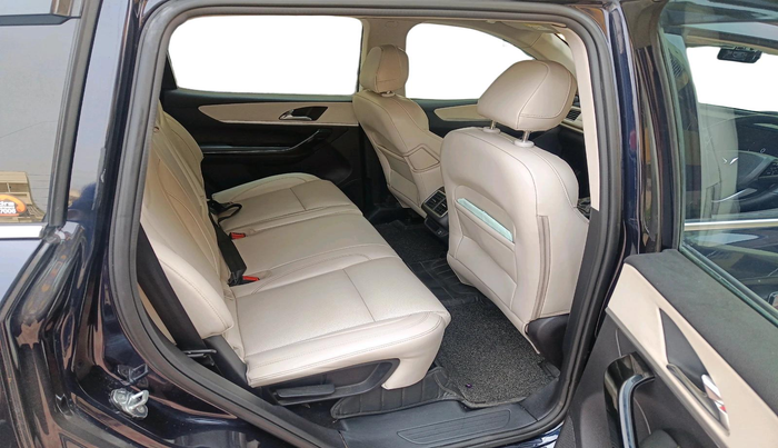 2023 Mahindra XUV700 AX 7 D AT AWD 7 STR, Diesel, Automatic, 55,621 km, interior