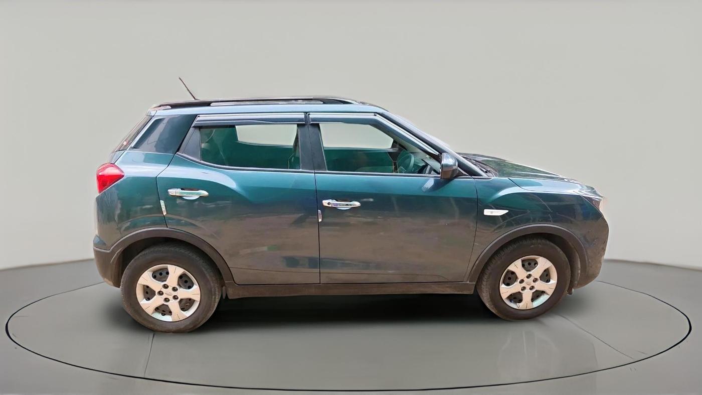 2022 Mahindra XUV300 W6 1.2 PETROL, Petrol, Manual, 87,635 km, exterior