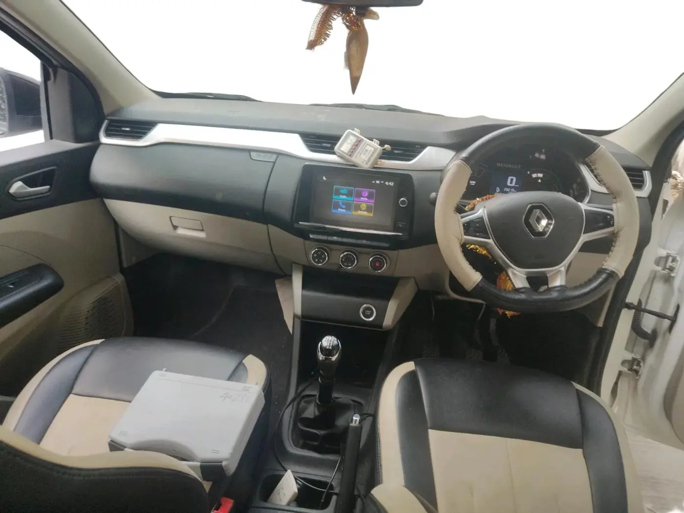 2022 Renault TRIBER RXZ DUAL TONE, Petrol, Manual, 29,219 km, interior