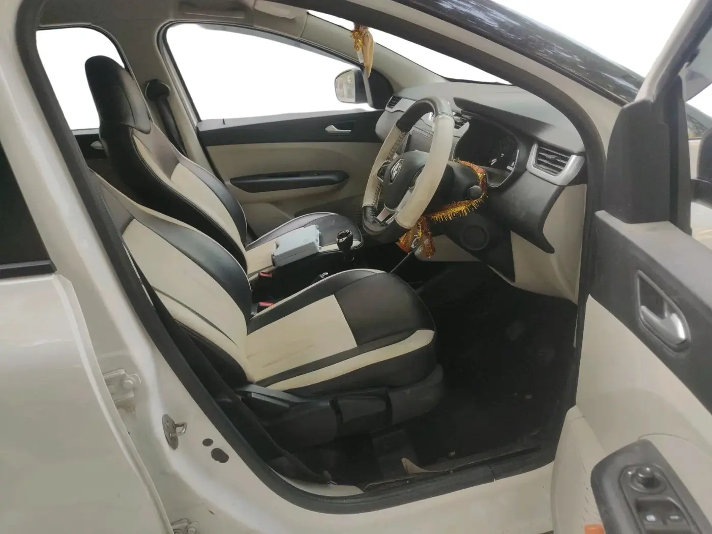 2022 Renault TRIBER RXZ DUAL TONE, Petrol, Manual, 29,219 km, interior