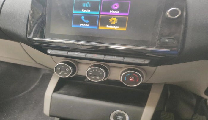 2022 Renault TRIBER RXZ DUAL TONE, Petrol, Manual, 29,219 km, interior