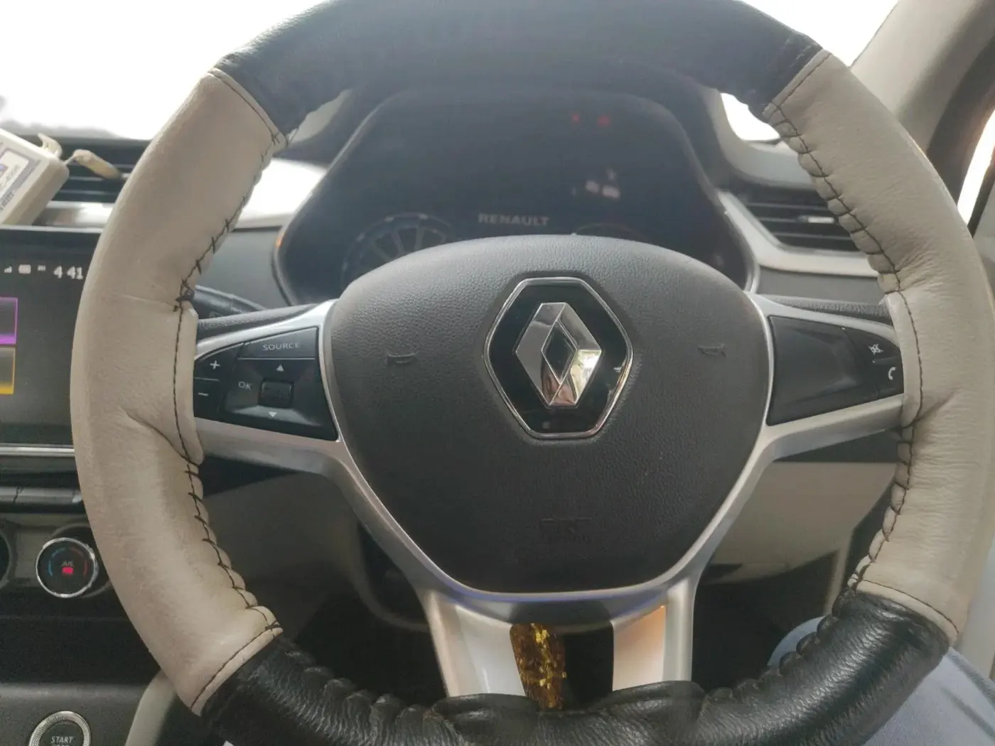 2022 Renault TRIBER RXZ DUAL TONE, Petrol, Manual, 29,219 km, interior