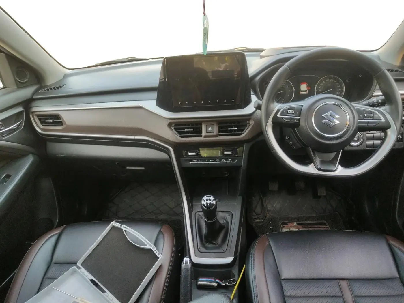 2025 Maruti BREZZA ZXI + SMART HYBRID, Petrol, Manual, 10,657 km, interior