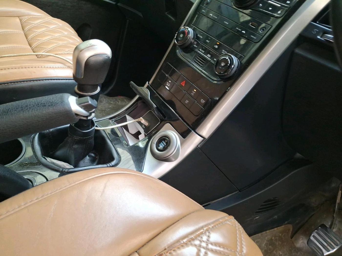 2019 Mahindra XUV500 W11, Diesel, Manual, 1,56,528 km, interior