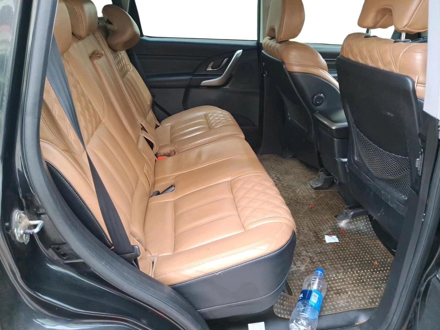 2019 Mahindra XUV500 W11, Diesel, Manual, 1,56,528 km, interior