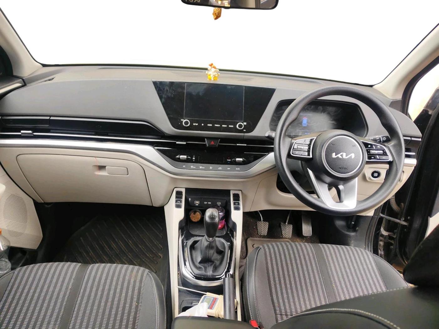 2022 KIA CARENS LUXURY PLUS 1.4 PETROL 7 STR, Petrol, Manual, 65,114 km, interior