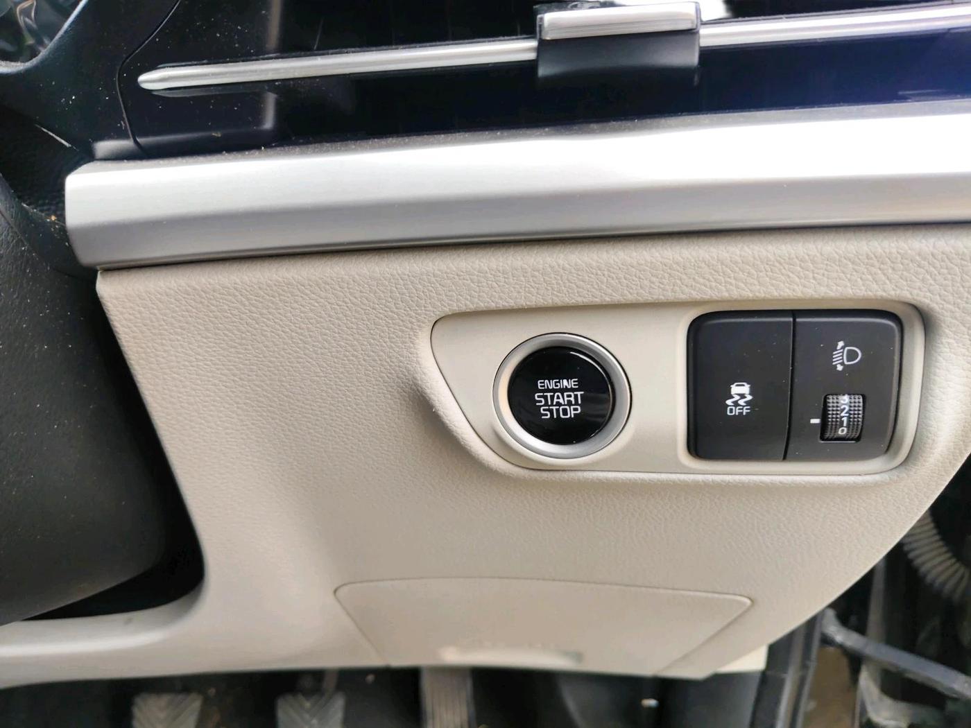 2022 KIA CARENS LUXURY PLUS 1.4 PETROL 7 STR, Petrol, Manual, 65,114 km, interior