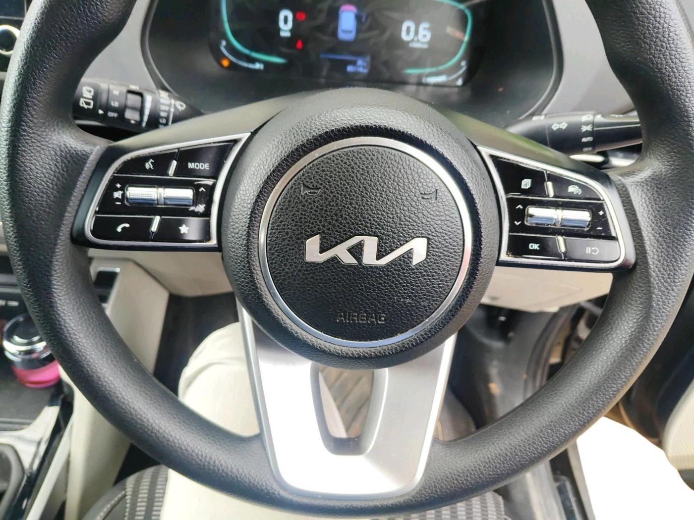 2022 KIA CARENS LUXURY PLUS 1.4 PETROL 7 STR, Petrol, Manual, 65,114 km, interior