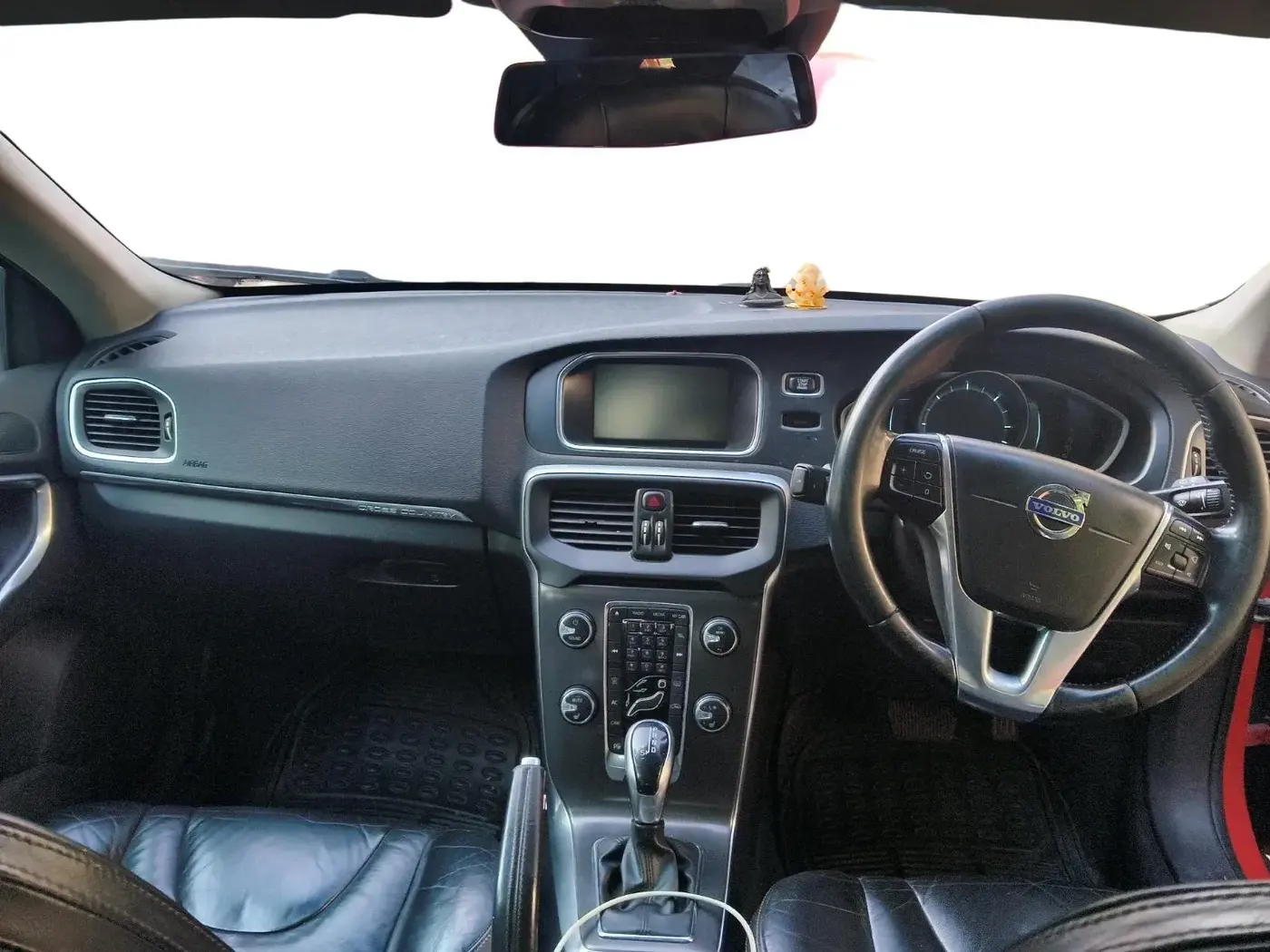 2013 Volvo V40 Cross Country D3, Diesel, Automatic, 1,48,390 km, interior