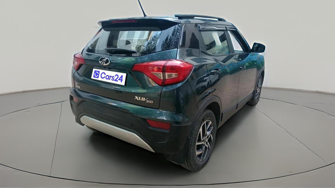 2022 Mahindra XUV300 W8 (O) 1.2 PETROL AMT, Petrol, Automatic, 31,665 km, exterior