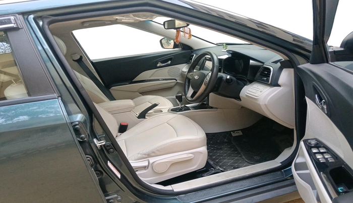 2022 Mahindra XUV300 W8 (O) 1.2 PETROL AMT, Petrol, Automatic, 31,665 km, interior