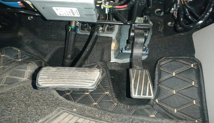 2022 Mahindra XUV300 W8 (O) 1.2 PETROL AMT, Petrol, Automatic, 31,665 km, interior