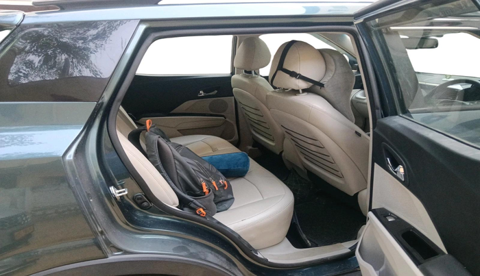 2022 Mahindra XUV300 W8 (O) 1.2 PETROL AMT, Petrol, Automatic, 31,665 km, interior