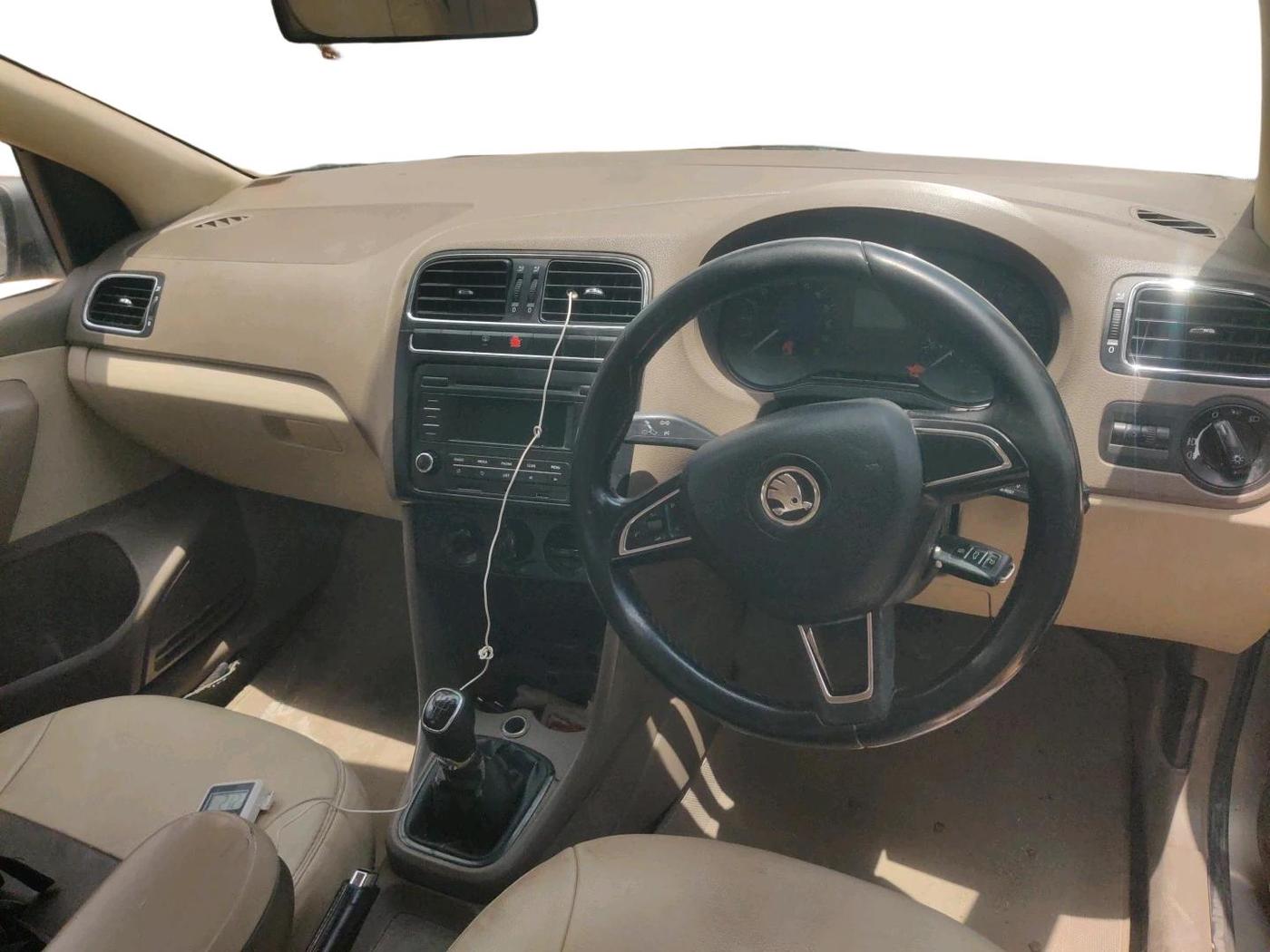 2013 Skoda Rapid AMBITION 1.6 TDI CR MT PLUS, Diesel, Manual, 1,61,694 km, interior