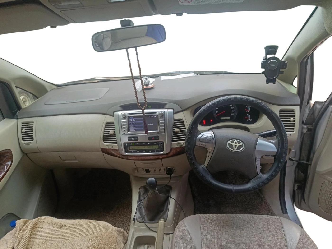 2014 Toyota Innova 2.5 VX 7 STR, Diesel, Manual, 1,16,904 km, interior