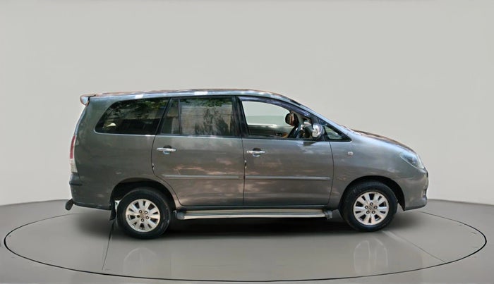 2009 Toyota Innova V 2.5 8 STR, Diesel, Manual, 1,86,905 km, exterior