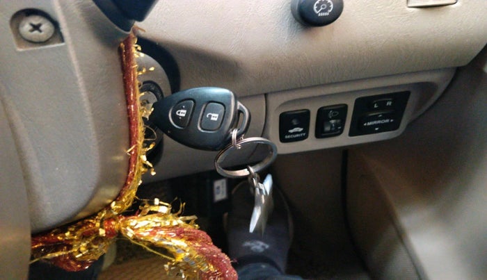 2009 Toyota Innova V 2.5 8 STR, Diesel, Manual, 1,86,905 km, interior