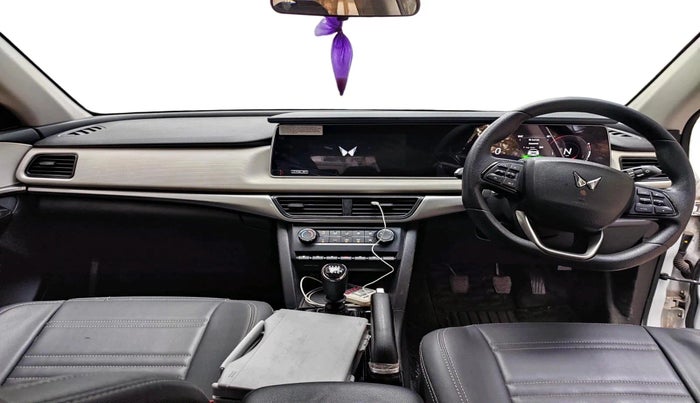 2024 Mahindra XUV700 AX 5 P MT 7 STR, Petrol, Manual, 16,432 km, interior