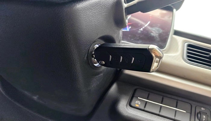 2024 Mahindra XUV700 AX 5 P MT 7 STR, Petrol, Manual, 16,432 km, interior