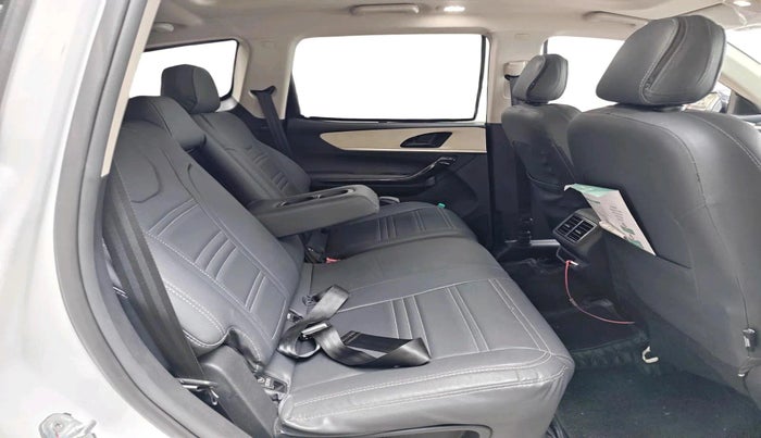 2024 Mahindra XUV700 AX 5 P MT 7 STR, Petrol, Manual, 16,432 km, interior